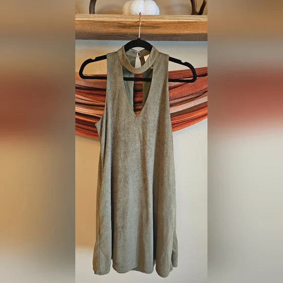 First Love - Elegant Olive Green Sleeveless Dress - Picture 1 of 8